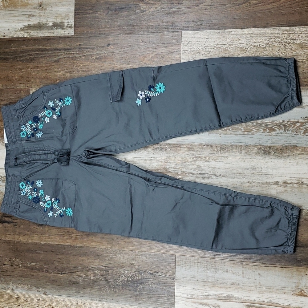 NWT Arizona Jeans Co Gray With Blue Embroidered Flowers Size 12